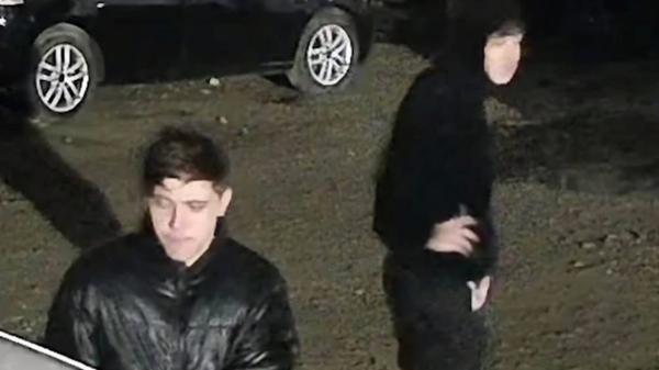 Tineri filmaţi cum vandalizează un service auto din Iaşi. După prăpăd, ar fi luat o maşină cu care s-au plimbat prin oraş