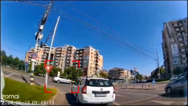 Momentul în care un șofer forțează semaforul şi declanşează un accident în lanţ, într-o intersecţie din Oradea. Doi pietoni au fost răniţi