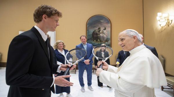 Papa Leon al XIV-lea l-a primit pe Jannik Sinner la Vatican. Reacţia sa când numărul 1 mondial l-a invitat să joace