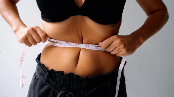 Lipsa somnului şi stresul, principalele motive pentru care ne îngrăşăm. Cum scăpăm de grăsimea abdominală