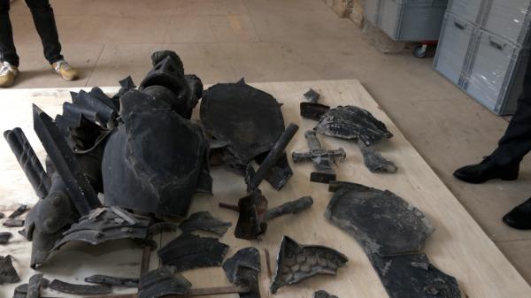 "A lucrat Dorel" O statuie veche de secole din faţa Castelului Huniade, dărâmată de un muncitor cu o prelată