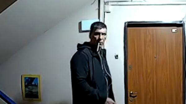 La furat, ca la colindat. Imagini cu hoţul care a terorizat localnicii din Sectorul 4, forţând uşile în căutare de prăzi uşoare