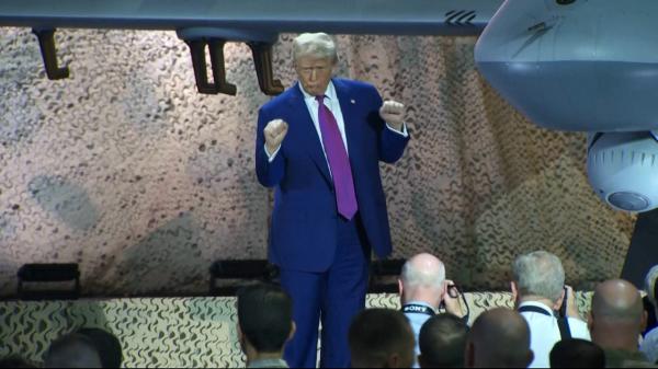 Donald Trump, pus pe laude după ce a semnat contractul de 200 de miliarde $ cu Qatar. "Nu am mai văzut de mult timp astfel de cămile"