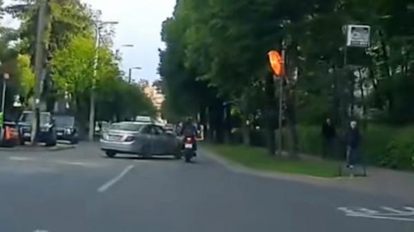 Momentul în care un bărbat pe scuter este spulberat de o maşină în Cluj Napoca