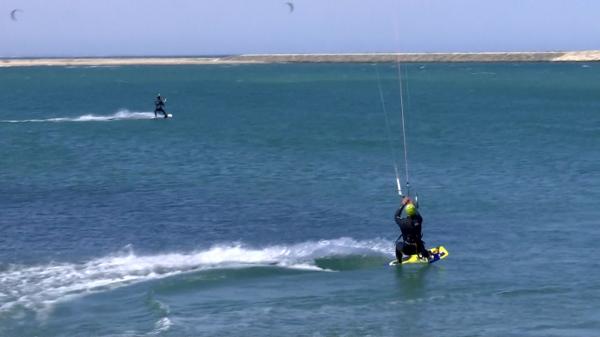 La 18 ani, Vlad visează să zboare deasupra valurilor: cât costă să te apuci de kitesurfing în România