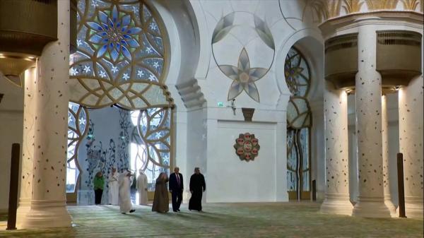 Ultima oprire a lui Trump în turneul din Orientul Mijlociu. Liderul american a fost plimbat prin Marea Moschee din Abu Dhabi