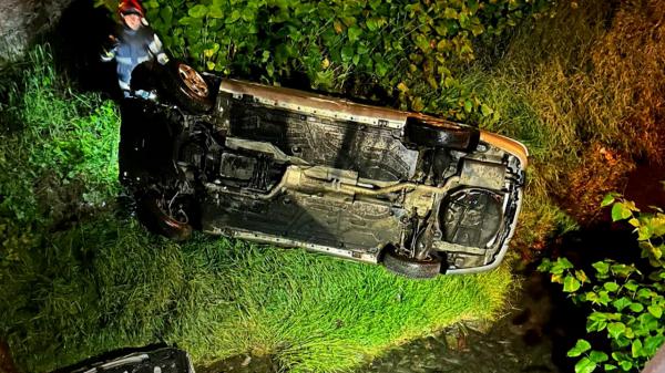 Un tânăr de 18 ani a sărit cu maşina de pe un pod, în Cluj Napoca. Martorii spun că circula cu o viteză ameţitoare
