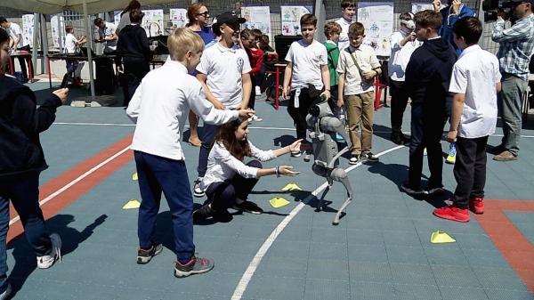 Câinele-robot care patrulează școlile: cum aduc profesorii și studenții tehnologia în mijlocul lecțiilor