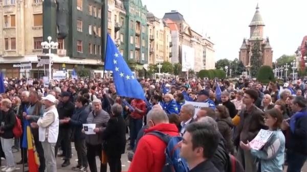 Sute de oameni au ieșit în stradă, în Cluj şi Timişoara, la mitinguri pro-europene. "România are un potenţial atât de mare!"
