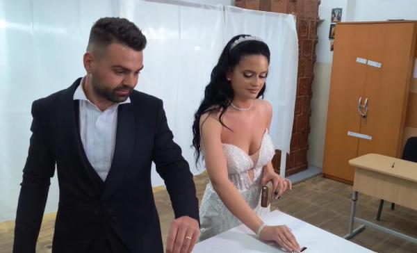 O tânără mireasă și proaspătul ei soț au mers la vot direct de la nuntă. Eva și Bogdan au pus ştampila într-o secție din Galați