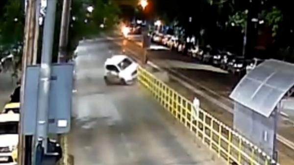 Un livrator de mâncare din Iaşi a intrat cu maşina într-un refugiu de tramvai. Era atent la telefon