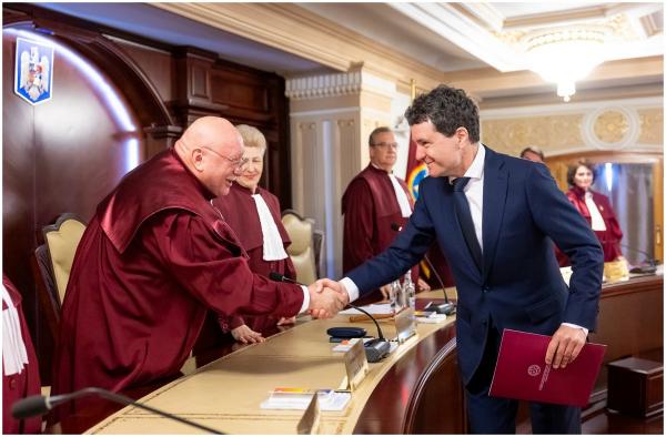 Ceremonia de validare a lui Nicuşor Dan la CCR. "Vor fi multe provocări şi sper că le vom duce la bun sfârşit. Societatea a dat dovadă de înţelepciune"