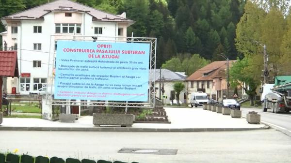 Protest faţă de construirea pasajului subteran din Azuga. Primăria a pus un banner de 12 metri pătraţi pe DN1