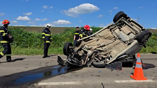 Trupul unei femei a fost descoperit pe un câmp, la ore bune după ce fusese victima unui accident. Rudele au descoperit-o