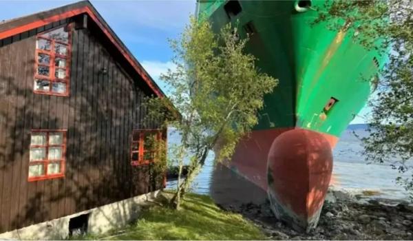 Un norvegian s-a trezit cu o navă uriaşă în grădina casei sale. Dormea atât de profund încât nu a auzit când s-a întâmplat totul