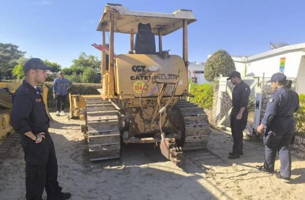 Sfârşit tragic pentru o femeie din Italia. A fost strivită de un buldozer în timp ce făcea plajă la malul mării
