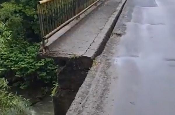 Pod din Maramureş, surpat. Un şofer a evitat o tragedie: a oprit un autobuz plin cu oameni care se pregătea să traverseze chiar atunci