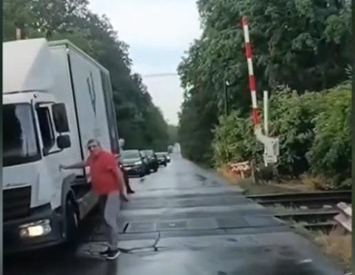 Un camion de marfă a rămas blocat pe calea ferată, în Ialomiţa. Şoferii din spatele lui au oprit trenul