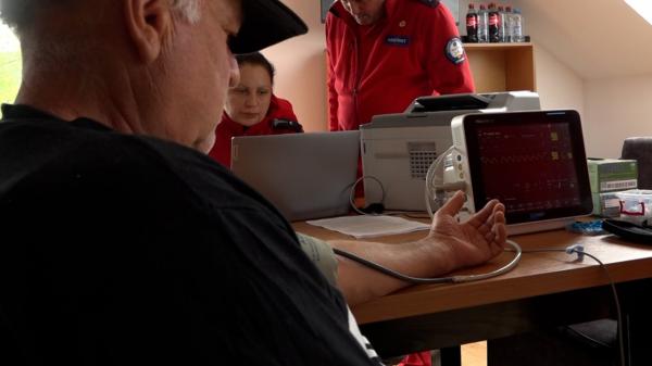 Pentru unii români, drumul până la spital e un maraton al suferinței. De unde poate veni salvarea pentru cei în nevoie