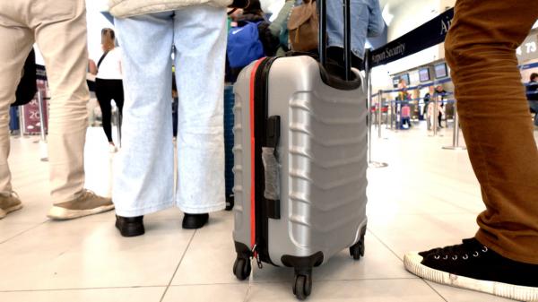 Şapte companii de zbor "low-cost", în vizorul Comisiei Europene pentru taxele ascunse la bagajele de mână. Cât ajung pasagerii să plătească