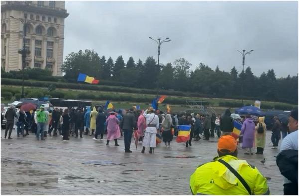 Doar câteva zeci de persoane au venit la prostestul anunțat de George Simion și promovat masiv pe TikTok