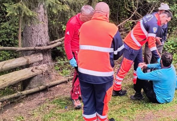 Bărbat bolnav, coborât de pe munte de salvamontiştii din judeţul Maramureş