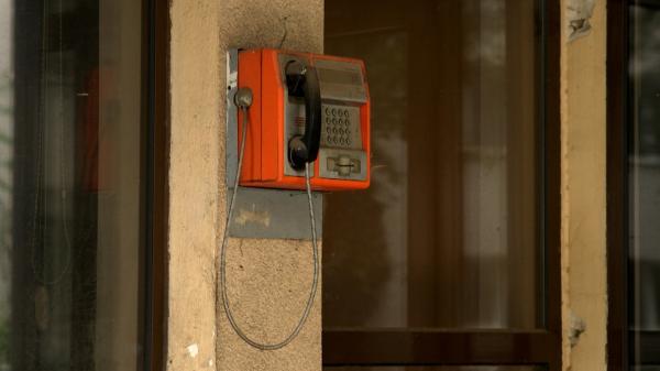 Telefoanele stradale portocalii, vândute cu sume mari pe OLX. "La mine stătea într-o magazie"