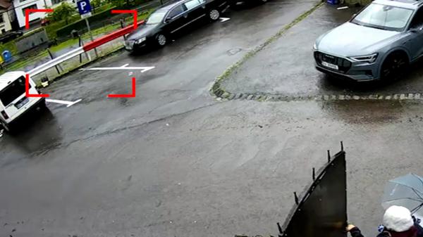 Urs filmat cum dă târcoale unor case din Braşov. De frică, o femeie a fugit cu copilul în braţe