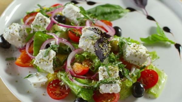 Ingredientul secret care transformă o salată banală într-o delicatesă: "Dau un gust şi o savoare extraordinară"