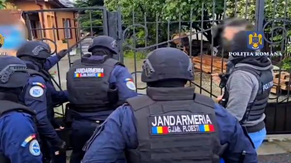 Reţeaua care trimitea cerşetori români în America. Oamenii ajungeau în SUA prin Mexic, cu vize turistice