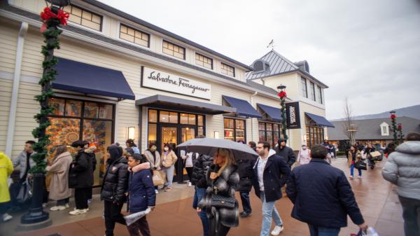 Orașul în care turiştii fac shopping la jumătate de preț față de Europa. Reducerile pot ajunge şi la 70%