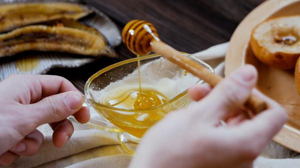 Producția de miere de salcâm a fost compromisă anul acesta. Un borcan va ajunge să coste până la 100 de lei