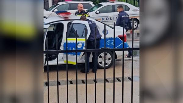 Reţinuţi după o scenă absurdă: doi tineri au pus în drum o masă și câteva scaune, blocând ambele sensuri de mers