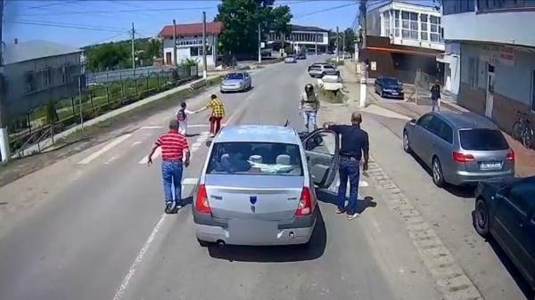 Momentul în care un şofer neatent loveşte un motociclist, o mamă şi un copil pe trecere, în Galaţi