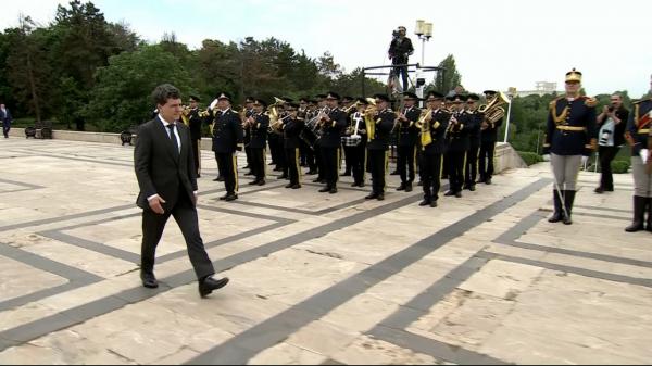 Nicuşor Dan, prezent de "Ziua Eroilor" la Mormântul Ostaşului Necunoscut