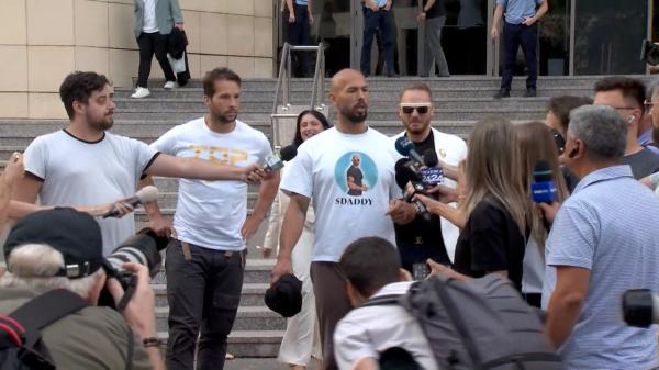 Fraţii Tate, acuzaţi de 21 de infracţiuni în Marea Britanie, care cere extrădarea lor