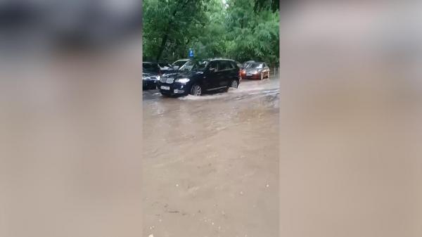 O ploaie de câteva minute a dus la inundarea mai multor străzi din Bucureşti. Capitala, sub avertizare meteo