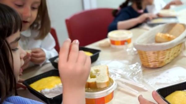 Mâncarea elevilor la sat şi oraş: unii comandă burgeri, alţii adorm flămânzi fără gustrarea primită la şcoală