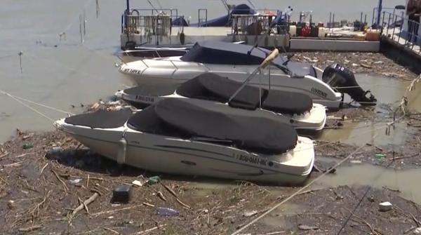 Malurile Dunării, sufocate de gunoaie după potop. Tone de deșeuri au inundat portul și faleza, în Galaţi