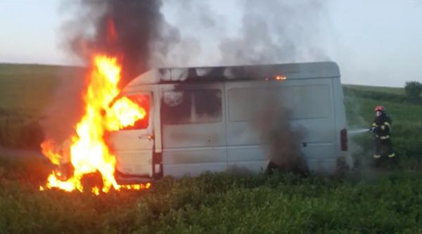 Un tânăr de 24 de ani, băut bine, a dat foc la un microbuz în Suceava
