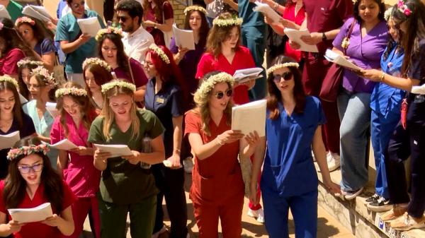 Absolvenţii de Medicină din Cluj, serenade pentru profesori după 6 ani de facultate grea