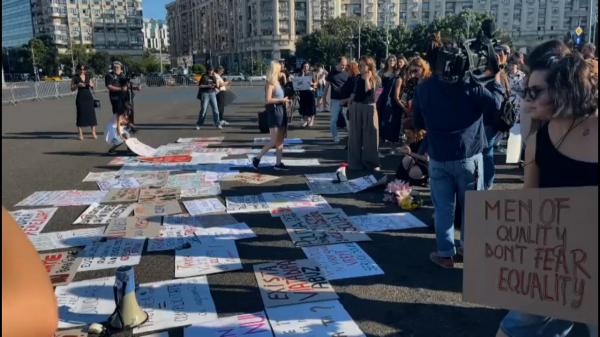 Miting de solidaritate după crima din Cosmopolis: 25 de femei, ucise în urma violenţei domestice în 2025