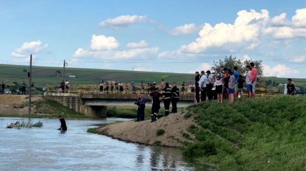 Copii înghițiți de ape după ce s-au scăldat în râu. Unul dintre ei a fost salvat, fratele său este de negăsit