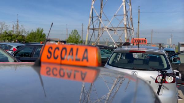 Modificări la examenul auto. Revine poligonul, iar cursanţii ar putea învăţa şi condusul defensiv