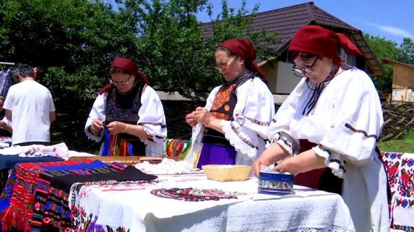 Laura şi Sebastian au renunțat la jobul clasic în pandemie. Cum au ajunsă să promoveze România