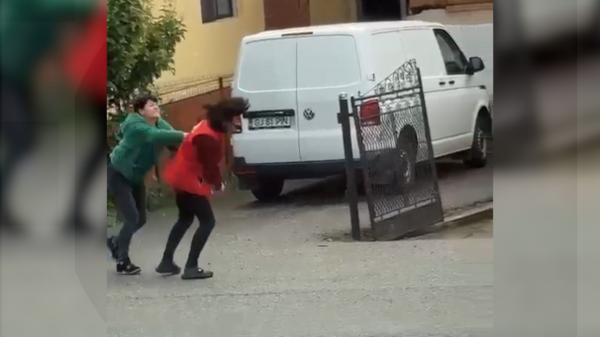 Scandal între soţ, soţie şi amantă. Bătaia, filmată pe o stradă din Gorj