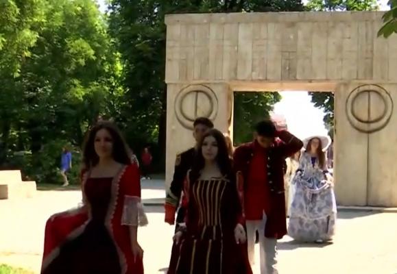 Grădina Târgu Jiu s-a întors în timp: Tineri îmbrăcați în haine de epocă au readus farmecul de altădată