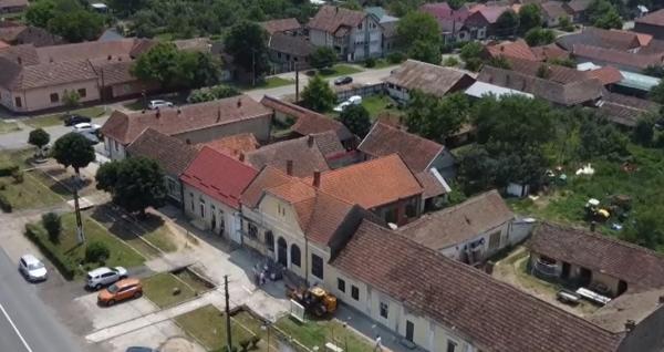 Proiect unic în România: 400 de voluntari lucrează la foc continuu pentru a schimba un sat din temelii