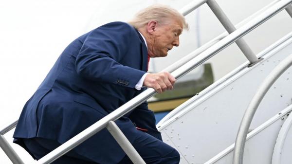 Donald Trump s-a împiedicat pe scările Air Force One. Momentul, filmat şi ironizat: "Se gândea la Elon Musk"