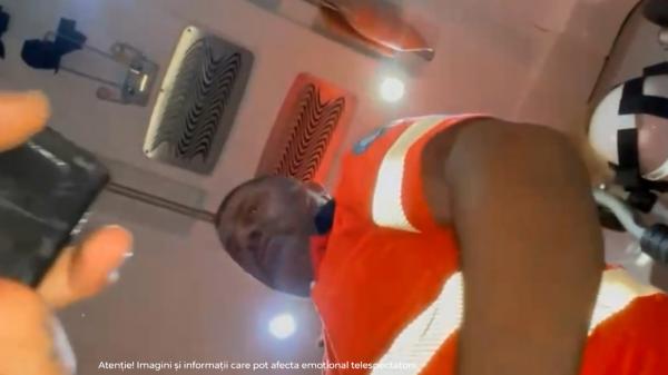 După un scandal cu poliţia, doi adolescenţi băuţi ar fi fost pălmuiţi de ambulanţierul chemat la faţa locului